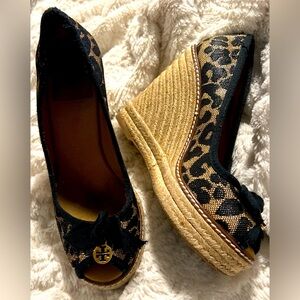 TORY BURCH Jackie Black/Beige Cheetah Woven Espadrille Peep Toe Wedge Heels 7.5